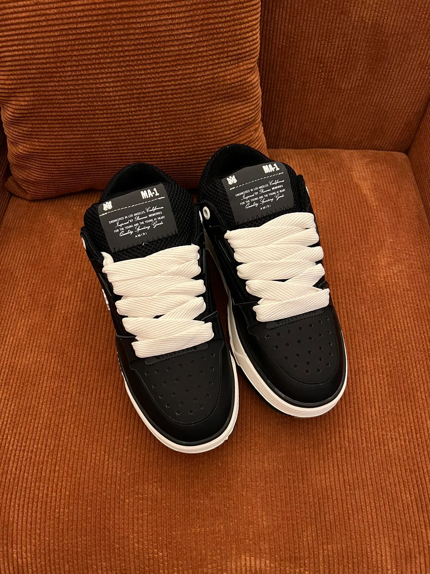 p620💰Men's shoes Amiri Emile's 2023 spring and summer new MA-1 bread shoes, couple models, casual sports shoes, sneakers Amiri gave up the rock punk style in the new season and used a large number of unsaturated colors, Morandi tones, whether you see or wear them, it will make people very happy. The large tongue of the bread shoes continues, shortens the length of the shoe body, thickens the midsole, and the toe part is more rounded. Amiri's brand letters and MA logo appear on the side of the shoe. Fabric: Original customized imported first-layer cowhide + mesh. Lining: Original customized breathable towel lining. Outsole. Foam combination material. Bottom thickness: 4CM. Size: Men's 39-45
